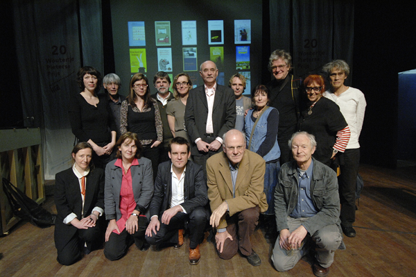 Zestien prijswinnaars. Op de voorste rij v.l.n.r. Geerten ten Bosch, Joke van Leeuwen, Bart Moeyaert, Toon Tellegen, Guus Kuijer.<br >
Daarachter, v.l.n.r. Fleur van der Weel, Peter van Gestel, Anne Provoost, Wim Hofman, Anne Vegter,
Harm de Jonge, Edward van de
 Vendel, Margriet Heymans, Harrie Geelen, Imme Dros, Th Tjong-Khing